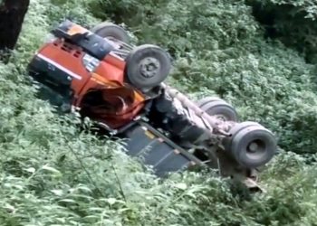 दूसरी गाड़ी को पास देते समय 150 फुट खाई में जा गिरा टिप्पर, जानें क्या हुआ चालक का हाल