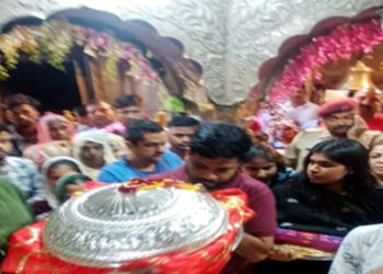 श्रद्धालु ने चिंतपूर्णी मां के चरणों में अर्पित की लाखों की भेंट