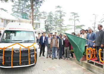 मुख्यमंत्री ने छः अत्याधुनिक मोबाइल फोरेंसिक वैन को झंडी दिखाकर रवाना किया