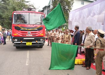 मुख्यमंत्री ने 14 नए अग्निशमन वाहनों को हरी झंडी दिखाई
