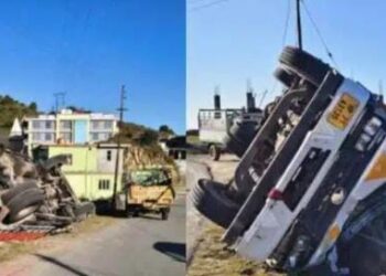 सिरमौर/बिल्ली को बचाने के चक्कर में पलटा ट्रक, नाहन-सोलन एनएच पर हुआ हादसा