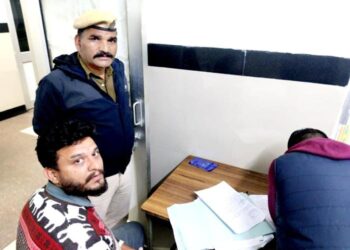 यात्री ने बीच सड़क बस से खींचकर पीटा HRTC का चालक, वर्दी भी फाड़ी