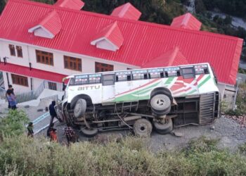 हिमाचल में निजी बस अनियंत्रित होकर लुढ़की, मचा हड़कंप