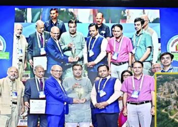 Khabron wala   हिमाचल प्रदेश के शिक्षण संस्थान देश दुनिया में अपनी अलग पहचान बना रहे हैं। ऐसे ही एक शिक्षण संस्थान ने अब एक नया इतिहास रच दिया है। दरअसल हिमाचल के मंडी जिला में स्थित आईआईटी मंडी के नाम एक बड़ी उपलब्धि जुड़ गई है। नवाचार और स्टार्टअप की दिशा में उल्लेखनीय योगदान के लिए संस्थान को देशभर में यूनिवर्सिटी ऑफ द ईयर का खिताब मिला है।  आईआईटी मंडी को दो प्रतिष्ठित पुरस्कारों से नवाजा दिल्ली में आयोजित एफआईसीसीआई हायर एजुकेशन एक्सीलेंस अवॉर्ड्स 2025 में केंद्रीय सड़क परिवहन एवं राजमार्ग मंत्री नितिन गडकरी ने संस्थान को दो प्रतिष्ठित पुरस्कारों से नवाजा। इनमें यूनिवर्सिटी ऑफ द ईयर और एक्सीलेंस इन क्रिएटिंग एंप्लॉयमेंट एंड एंटरप्रेन्योरशिप शामिल हैं।  यह सम्मान आईआईटी मंडी को हिमालयी क्षेत्र में 400 से अधिक स्टार्टअप्स को बढ़ावा देने और रोजगार सृजन में अग्रणी भूमिका निभाने के लिए दिया गया है। संस्थान के नवाचार आधारित शोध कार्यों ने न केवल युवाओं को नए अवसर प्रदान किए हैं, बल्कि देश को आत्मनिर्भर भारत के लक्ष्य की ओर भी अग्रसर किया है।  नवाचार और स्टार्टअप्स में नई पहचान आईआईटी मंडी बीते कुछ वर्षों में स्टार्टअप और इनोवेशन के क्षेत्र में तेजी से उभरा है। संस्थान की रिसर्च लैब्स और इनक्यूबेशन सेंटर ने सैकड़ों युवाओं को अपना व्यवसाय शुरू करने का मौका दिया है। स्थानीय से लेकर राष्ट्रीय स्तर तक इन स्टार्टअप्स ने नई दिशा दी है।  आईआईटी मंडी के निदेशक प्रो. लक्ष्मिधर बेहरा ने कहा कि यह उपलब्धि पूरे संस्थान के लिए गर्व का क्षण है। यह सम्मान हमारे संकाय छात्रों और स्टाफ की कड़ी मेहनत का नतीजा है। हम नवाचार की संस्कृति को मजबूत कर आत्मनिर्भर भारत के निर्माण में योगदान दे रहे हैं। उन्होंने आगे कहा कि संस्थान का फोकस केवल शोध तक सीमित नहीं है, बल्कि अनुसंधान के व्यावहारिक उपयोग, उद्योगों से साझेदारी और उद्यमिता को बढ़ावा देने पर भी है।  आईआईटी मंडी का मानना है कि देश में तकनीकी नवाचार और स्टार्टअप इकोसिस्टम को सशक्त बनाकर ही रोजगार के नए अवसर पैदा किए जा सकते हैं। यही कारण है कि संस्थान में कई शोध परियोजनाएं सीधे सामाजिक और औद्योगिक जरूरतों से जुड़ी हुई हैं। इस उपलब्धि के बाद आईआईटी मंडी ने स्पष्ट कर दिया है कि उसका लक्ष्य केवल शैक्षणिक उत्कृष्टता तक सीमित नहीं है, बल्कि देश की आर्थिक और सामाजिक प्रगति में भी उसकी भूमिका अहम होगी।