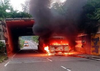 हैहाईवे पर जा रहे सीमैंट से भरे टैंकर के कैबिन में लगी भीषण आग, ड्राइवर ने कूदकर बचाई जान