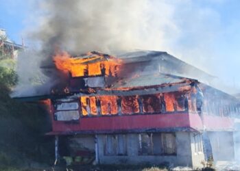 Himachal: तीन मंजिला मकान जलकर राख, दो परिवार बेघर, 90 लाख का नुक्सान