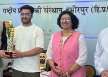 हिमाचल: कॉपी-पेंसिल बेचता है परिवार, बेटे को विदेशी कंपनी ने दिया 3.40 करोड़ का पैकेज