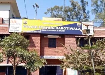 अंतिम संस्कार में जा रहे लाेगाें की झाड़ियों में छिपे ड्रम पर पड़ी नजर, खोलकर देखा तो उड़ गए हाेश
