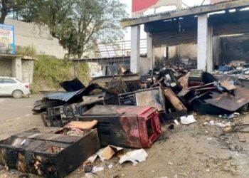 दिवाली की रात शिमला में धू-धू कर जलीं 3 दुकानें, दुकानदारों ने मालिक पर लगाया साजिश का आरोप