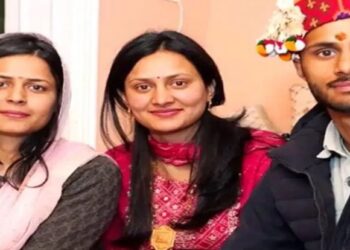 पति का साथ छुटा.. मां ने कपड़े सीलकर बच्चों को पढ़ाया, तीनों ने पहनी पुलिस की वर्दी