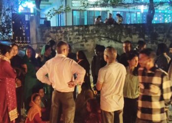 पड़ोसी ने महिला पर किया डंडे से हमला, बीच सड़क पर बेहोश अवस्था में पड़ी रही महिला