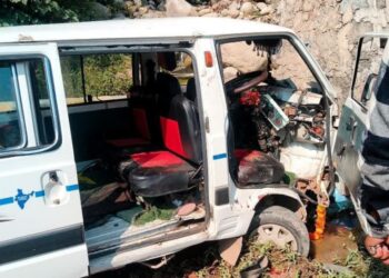 हिमाचल में डंगे से टकराई वैन, पति-पत्नी की दर्दनाक मौत, दो बच्चे भी थे सवार