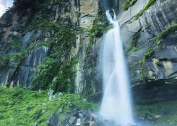 हिमाचल के जोगनी वाटरफॉल के पास युवक का फिसला पैर, खाई में गिरा