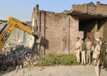 Himachal: प्रशासन द्वारा 4 कुख्यात नशा तस्करों के मकानों को किया ध्वस्त