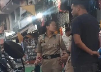 पुलिस की वर्दी पहन बाजार में घूमती मिली महिला, शादी के दूसरे दिन से चल रही थी फरार