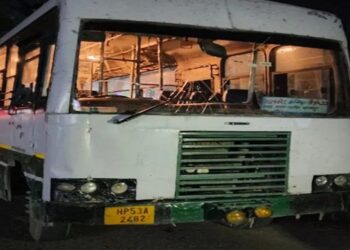 हिमाचल में गुंडागर्दी बेखौफ! पुलिस थाने के पास ही बस ड्राइवर और कंडक्टर पर जानलेवा हमला