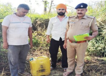 घर के पीछे लाहन सहित तस्कर गिरफ्तार, 6000 मिलीलीटर लाहन की बरामद