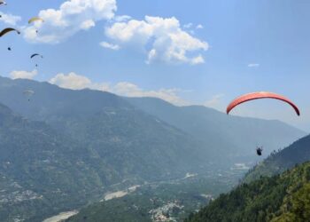 हिमाचल: डर को मात! जुन्गा में 16 साल की शैशी ने 8000 फीट से भरी उड़ान