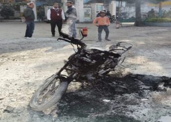Himachal: चलती बाइक बनी ”आग का गोला”, धूं-धूं कर हुई राख, चालक ने भागकर बचाई जान