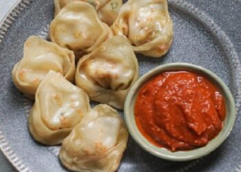 बच्चे खा रहे थे मोमोज… अचानक निकली लोहे की तार