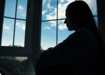 सरकारी स्कूल में शिक्षिका पर नशे में आने का आरोप, ग्रामीणों ने किया हंगामा