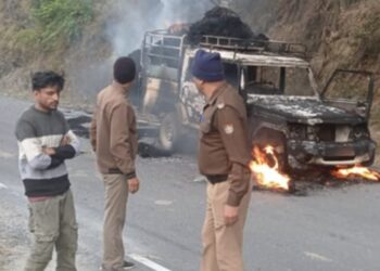 देहरादून में हादसा: पराली लेकर जा रहे वाहन में लगी आग, चालक समेत दो लोगों ने कूदकर बचाई जान