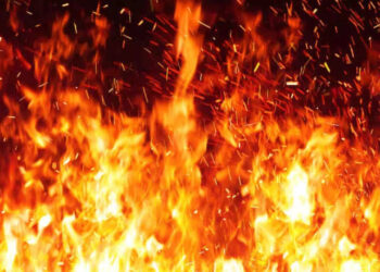 खेत में गए थे परिजन, पीछे धू-धू कर जला घर… लाखों का सामान नष्ट