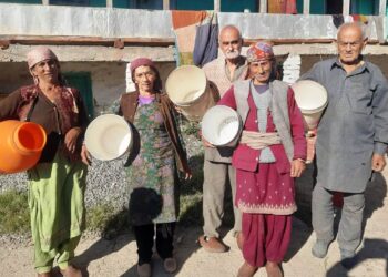 आजादी के 78 वर्ष बाद भी जुुग्गर गांव के लोग पानी ढोकर लाने को मजबूर