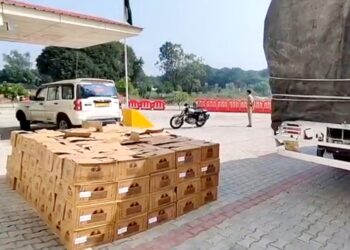 कैंटर से शराब की 200 पेटियां बरामद, मंडी और हमीरपुर के 2 तस्कर गिरफ्तार