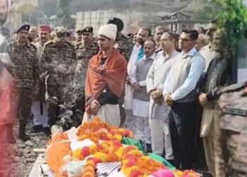 हिमाचल ने खोया एक और जवान, पत्नी ने सैल्यूट कर दी अंतिम विदाई- बेटे ने संभाला तिरंगा