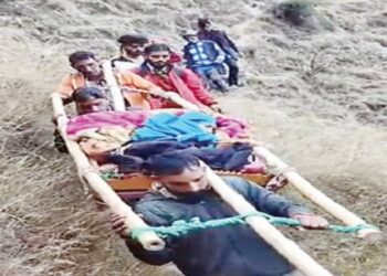 हिमाचल: यह गांव आज भी सड़क सुविधा को तरस रहे, कई मरीज अस्पताल पहुंचने से पहले ही तोड़ देते हैं दम