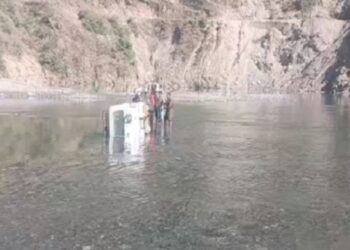मंडी में जान जोखिम में डालकर सफर: पानी का जलस्तर बढ़ा, नदी में बनाई सड़क क्राॅस करते पलटी बाेलेराे