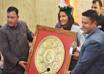 रोहड़ू पहुंचने पर अंतर्राष्ट्रीय महिला क्रिकेट खिलाड़ी रेणुका सिंह ठाकुर को प्रशासन ने किया सम्मानित