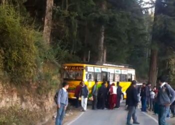 हिमाचल में सवारियों से भरी बस हुई दुर्घटनाग्रस्त, बाल-बाल बचे यात्री