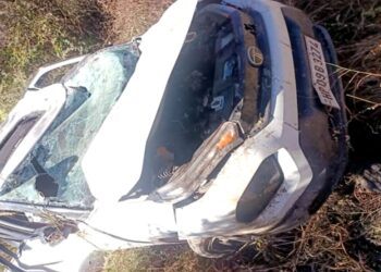 ठियोग में सड़क हादसा, रुनकली मंदिर के पास खाई में गिरी कार, 2 लोग घायल