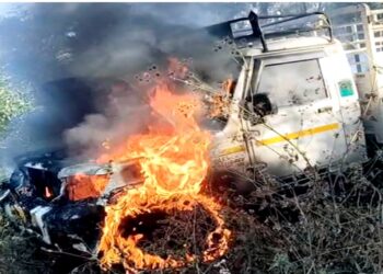 स्टार्ट करते ही आग का गाेला बन गई पिकअप गाड़ी, चालक ने कूदकर बचाई जान