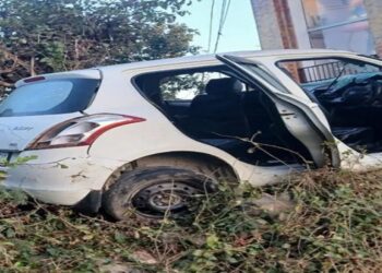 भयानक हादसा: पोल से टकराई कार, एक युवक की मौ/त, 3 गंभीर घायल