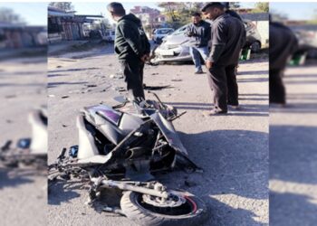 बस को ओवरटेक करना पड़ा महंगा, कार-स्कूटी की टक्कर में 2 युवक गंभीर घायल