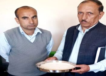 औचक निरीक्षण में हुआ बड़ा खुलासा, वृद्धाश्रम में वृद्धों को खिलाया जा रहा कीड़े वाला व एक्सपायरी खाना