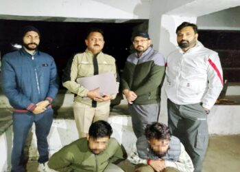 गाड़ी में चल रहा था नशे का कारोबार, पुलिस ने चिट्टे सहित 2 युवक किए गिरफ्तार