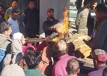 बेटी ने दी अपने पिता को मुखाग्नि, बेटे का कर्त्तव्य निभाया