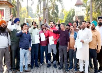 50 हजार के चालान के खिलाफ ट्रैक्टर चालकों का ”हल्ला बोल”, प्रशासन काे दी ये बड़ी चेतावनी