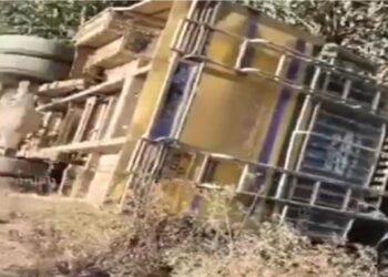 हादसा: सवारियों से भरी बस पलटी, यात्रियों में मची चीख-पुकार