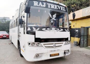 फर्जी नंबर प्लेट लगाकर स्कूली बच्चों को ले जा रही बस जब्त, ड्राइवर मौके से फरार