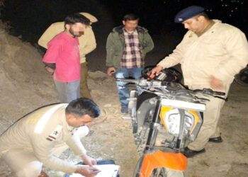 सिरमौर: तस्कर का दिमाग देख पुलिस भी रह गई दंग! बाइक के इस हिस्से में छिपा रखा था ‘चिट्टा’, ऐसे खुला राज