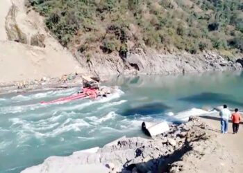 हिमाचल में बड़ा हादसा! पानी के सैलाब में पाइलिंग मशीन सहित बह गया ऑप्रेटर, SDRF ने संभाला मोर्चा