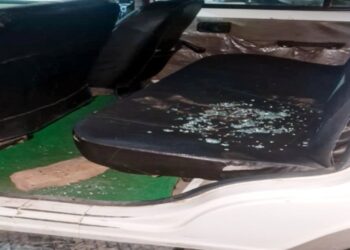 पुलिस कर्मियों पर कांच की बोतल, ईंट-पत्थर व डंडों से हमला