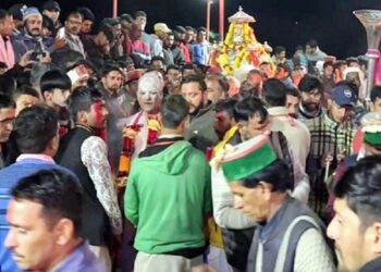 बूढ़ी दीवाली में दिखी देव परंपराओं की दिव्य आभा, देवगुरु ने दहकते अंगारों पर किया नृत्य