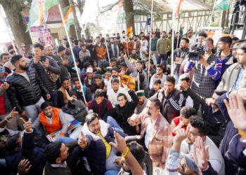 वोट चोरी के खिलाफ राजभवन के बाहर गरजी युवा कांग्रेस, कार्यकर्त्ताओं-पुलिस के बीच धक्का-मुक्की