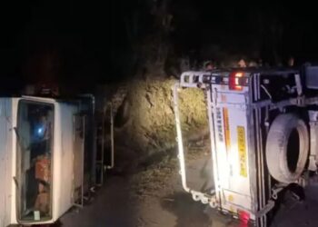 टूट गई दो दोस्तों की जोड़ी, बीच सड़क पलटी पिकअप; एक दोस्त की थम गई सांसें